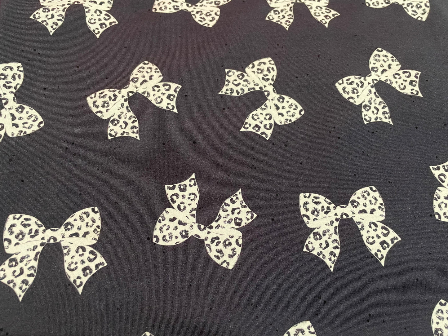 Leopard bows on char